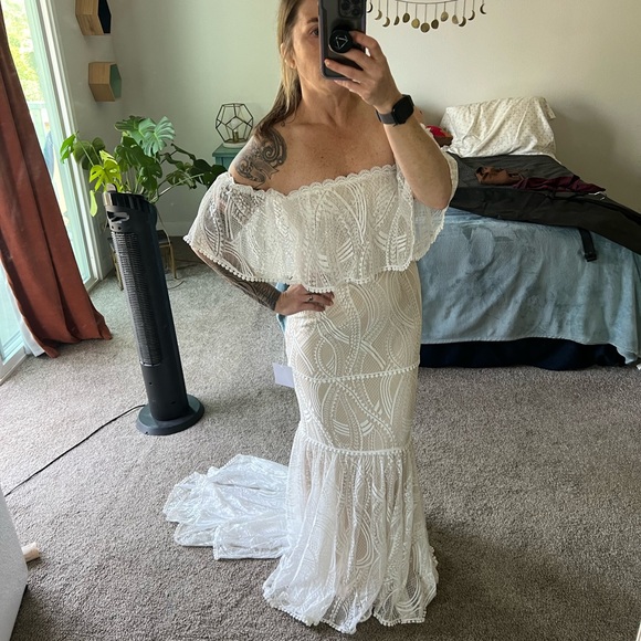 BRAND NEW WITH TAGS Off the shoulder Wedding Gown - Picture 3 of 12